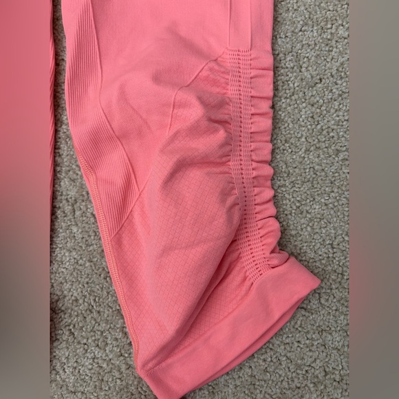 Lululemon crop athletic leggings size 8. Salmon/orange color - Picture 2 of 6